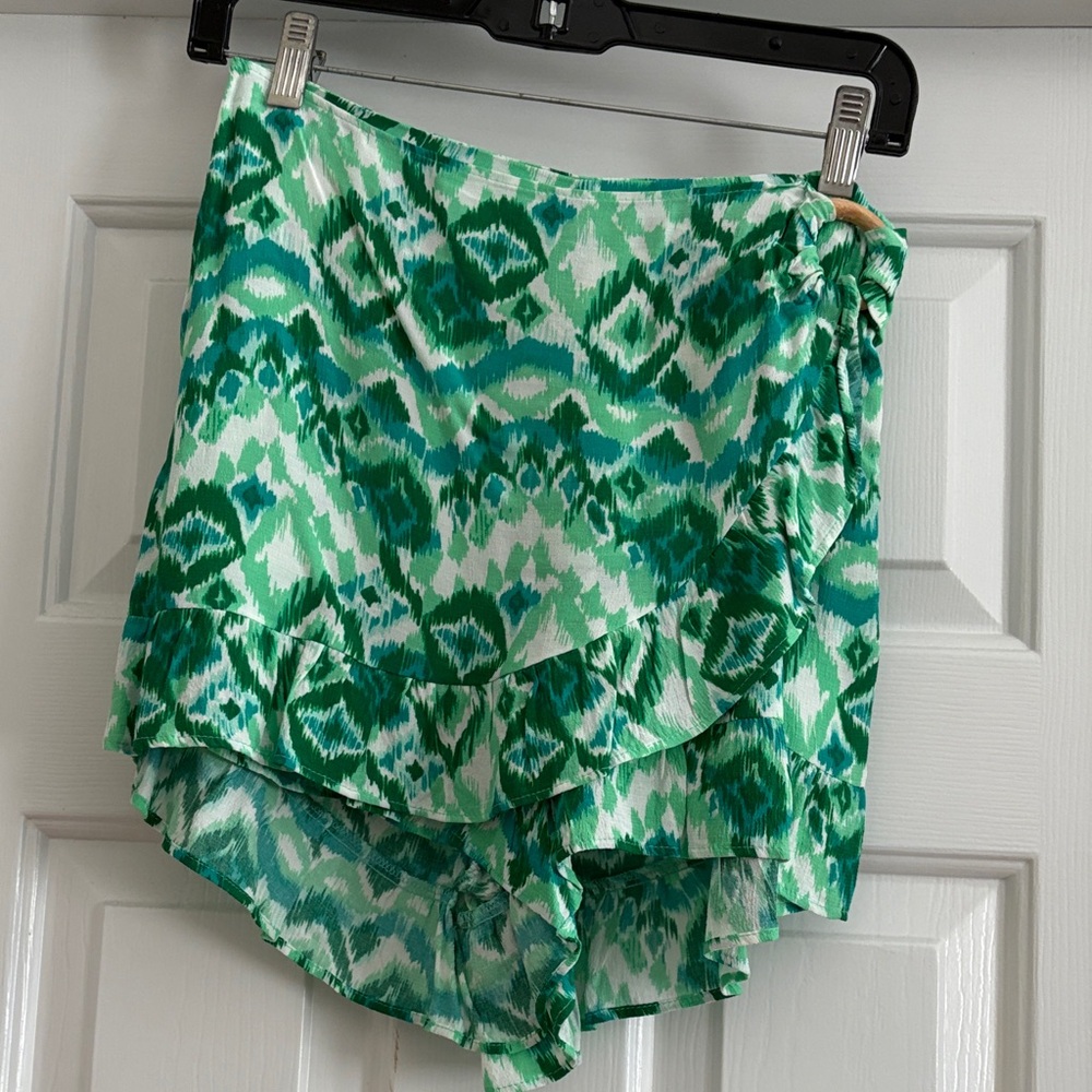 ZARA SKORT WITH WOOD CIRCLE ACCENT. Side zipper. Size Medium.